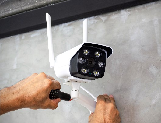 technicians-are-installing-wireless-cctv-cameras