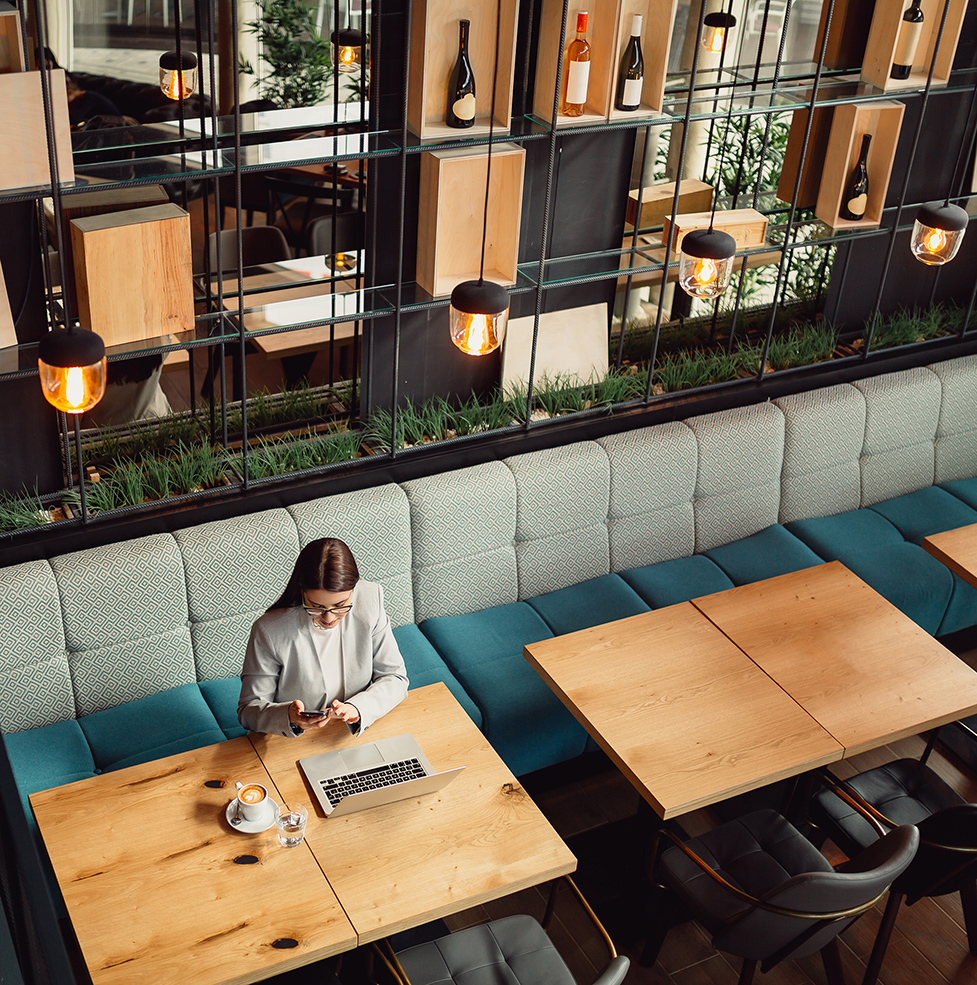 business-woman-on-laptop-in-cafe